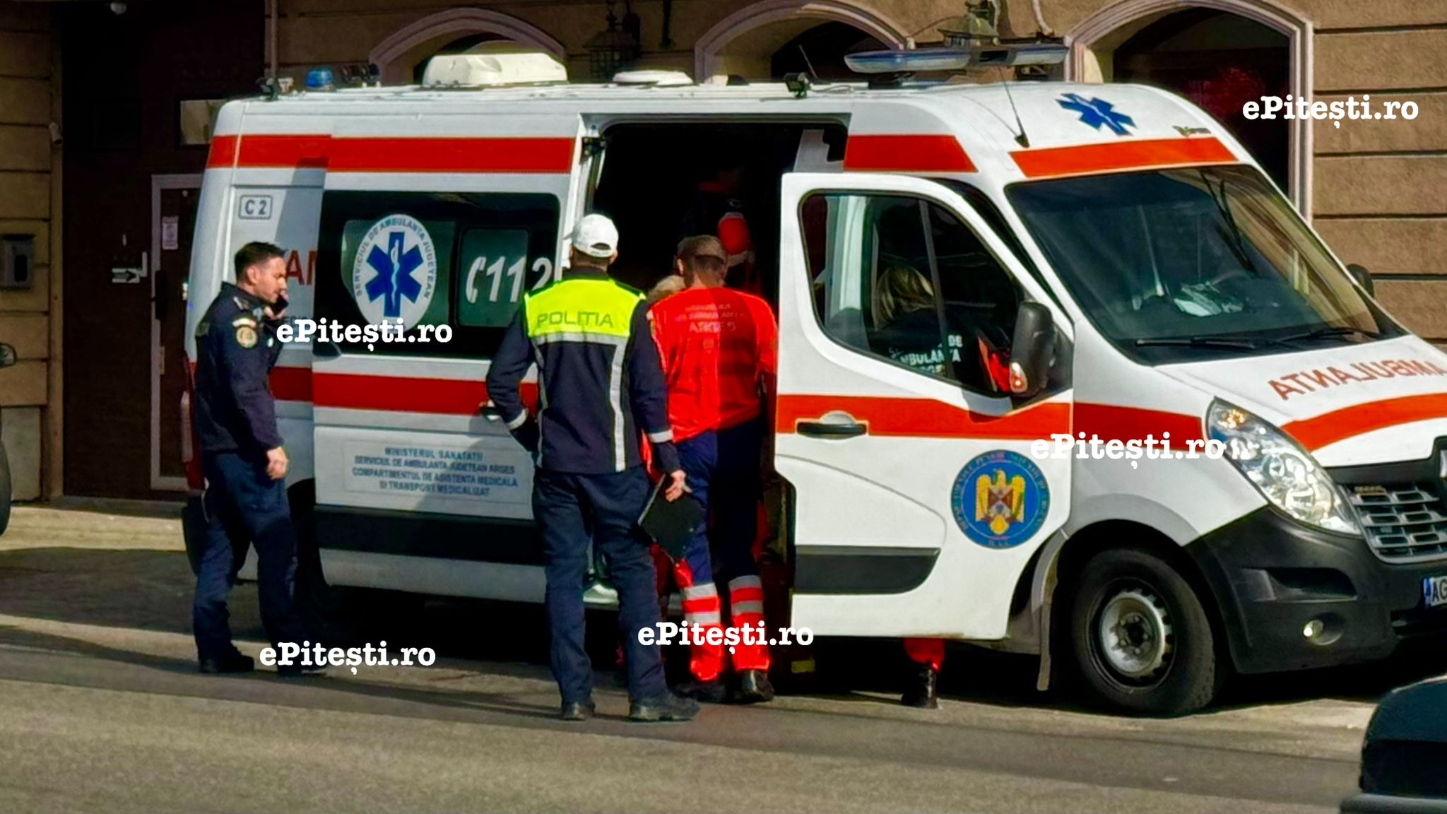 Polițist înjunghiat în stradă de un puști de 16 ani