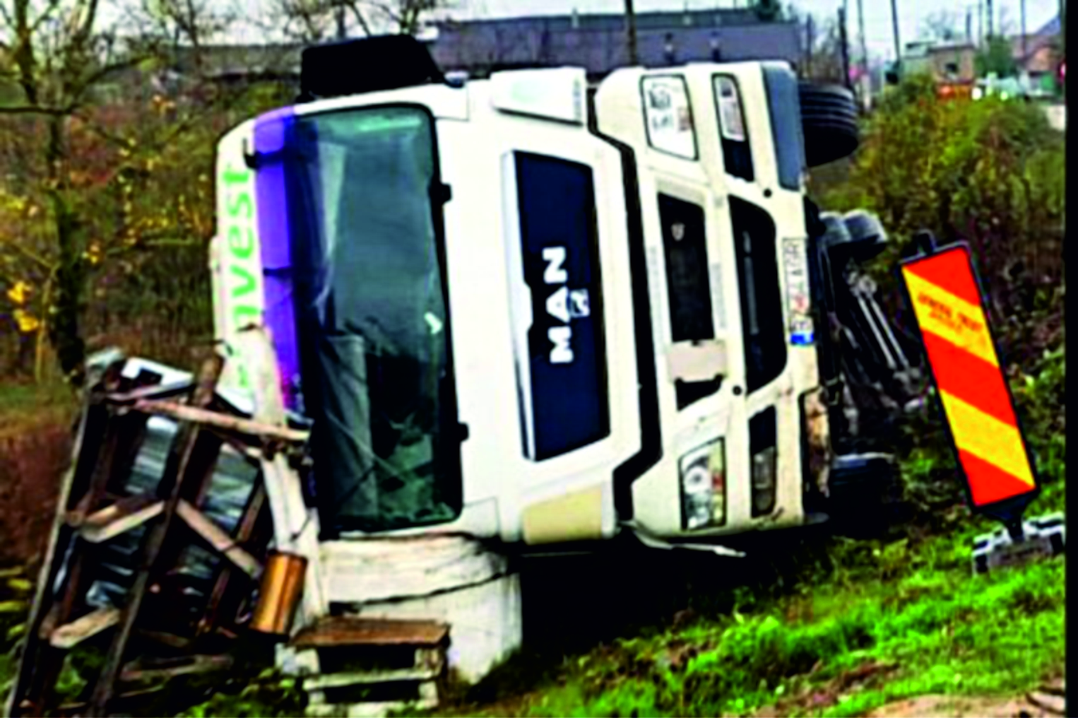 Mastodont răsturnat în Argeș! A făcut prăpăd!