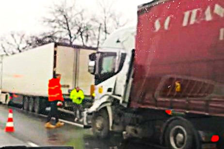 Autostrada A1, blocată după un accident între mastodonți!