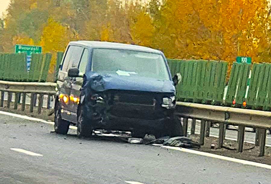 S-au lovit pe autostradă, lângă Pitești! Mașină proiectată în parapet
