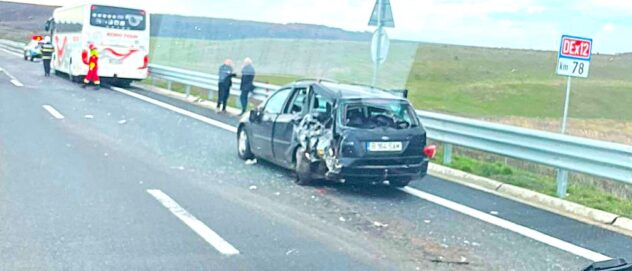 Accident pe DEx 12: Mașină făcută praf de un autocar cu pasageri