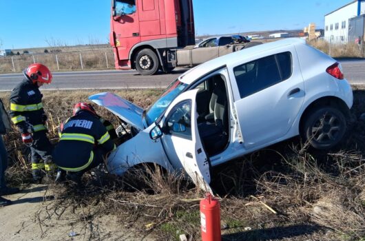 Accident în lanț lângă Pitești: Mașină în șant
