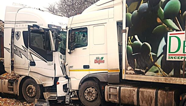 Trafic blocat pe DN 1A! Impact frontal între doi mastodonți