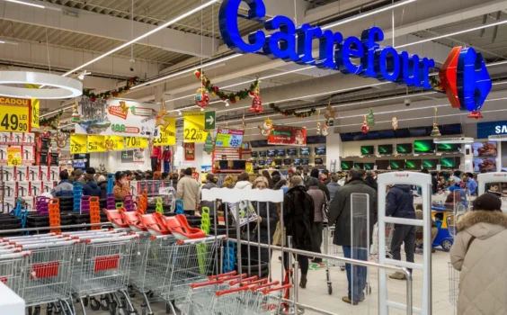 E „bătaie” pe aceste produse! Mega reduceri la Carrefour