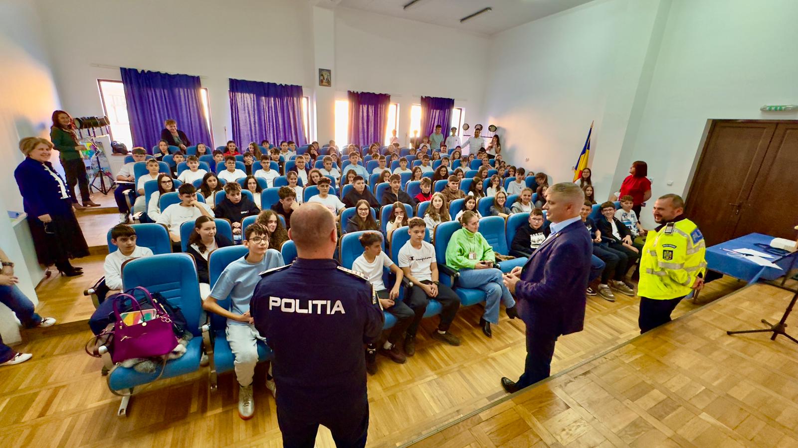 Pitești. Intervenții în lanț în școli: Elevii, confruntați direct cu legea