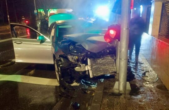 Pitești. A intrat cu bolidul în stâlp, lângă Spital: Accident, grav!