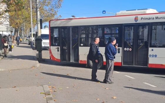 Pitești: Autobuz Publitrans, accident în stație: Femeie implicată