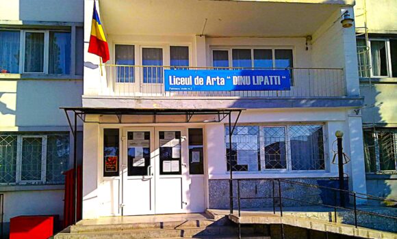 Liceul de Arte „Dinu Lipatti” Pitești angajează!