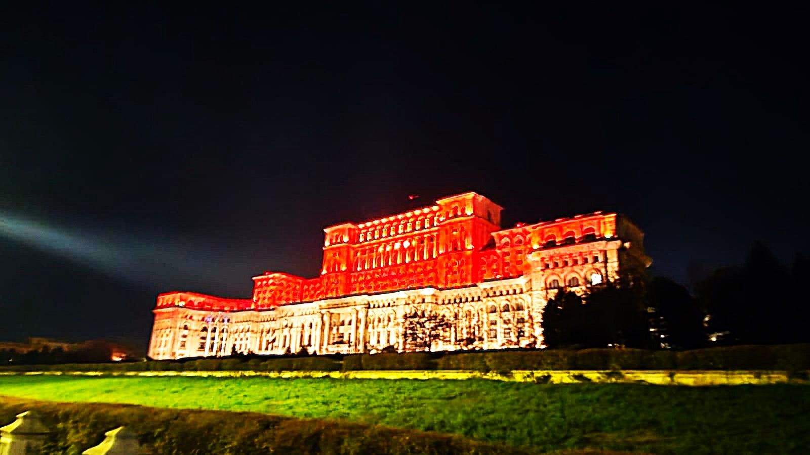 Palatul Parlamentului, iluminat în portocaliu pentru susținerea victimelor violenței