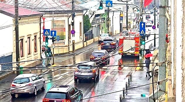 Pitești. Puști de 16 ani, tăiat și rănit într-un bar lângă Colegiul „Zinca Golescu”