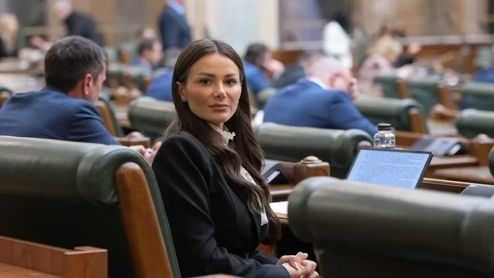 Senatoare bătută cu ranga de soția iubitului