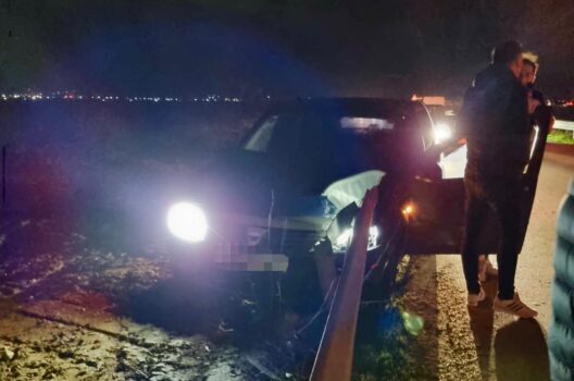 Accident lângă Pitești, ACUM! A intrat cu Loganul în glisieră!