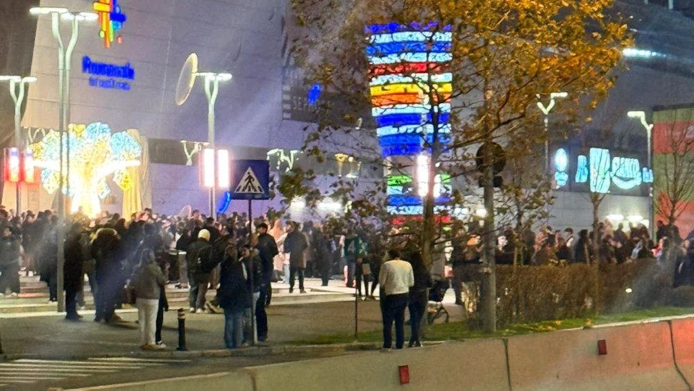 Oameni evacuați Promenada Mall
