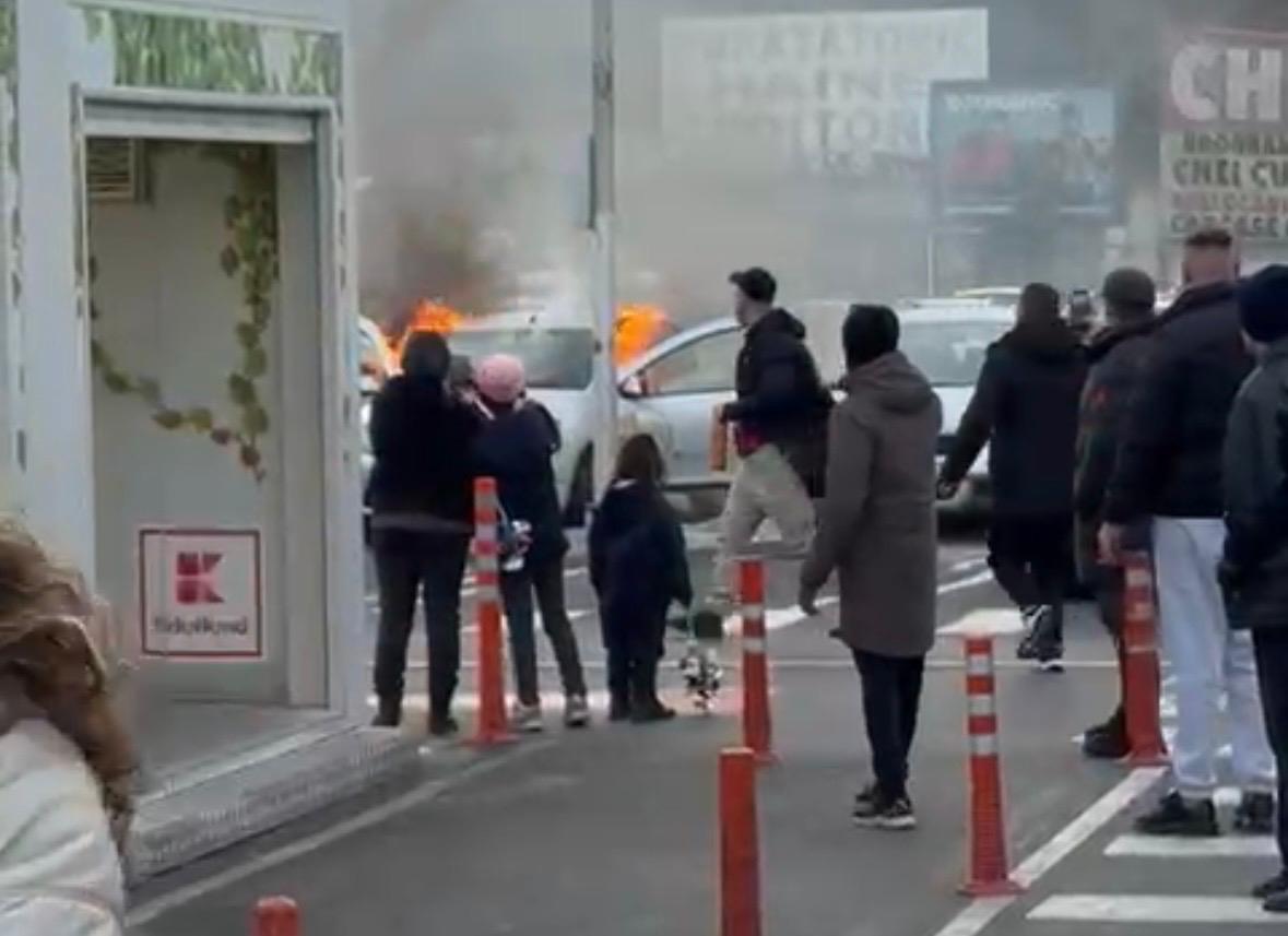 Pitești. O mașină a luat foc la Kaufland - Oameni disperați. Video