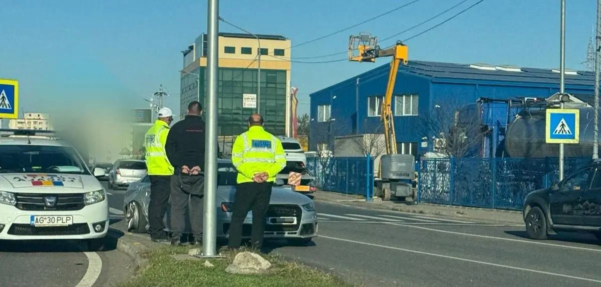 Accident în Pitești: impact între un Audi și un trailer auto