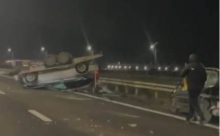Platformă de tractare răsturnată pe Autostrada A1!