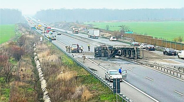 Dezastru pe Autostradă – Autotren răsturnat!