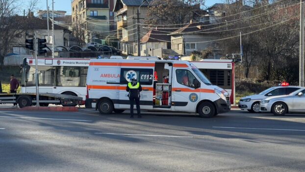 Accident în Pitești: Biciclist de 16 ani, acroșat de autobuz Publitrans