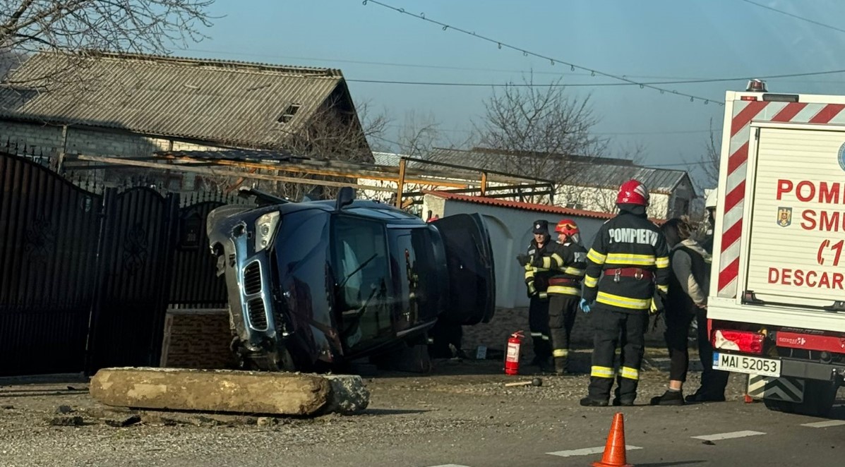 Accident în Argeș: BMW intrat în gard și răsturnat pe DN 73