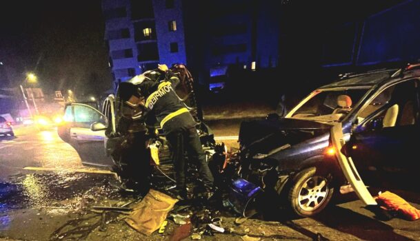 Accident grav în Pitești, la miezul nopții: Două mașini făcute zob pe strada Smeurei