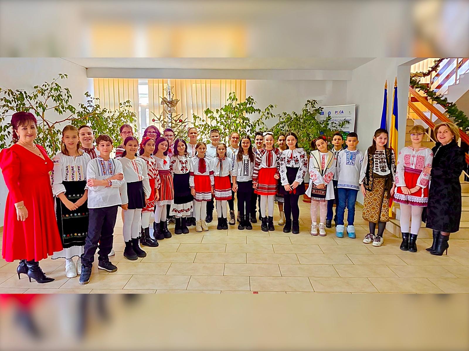 Bucurie și colinde la IȘJ Argeș: Elevii clasei a IV-a B de la „Matei Basarab” au vestit sărbătorile prin cântec