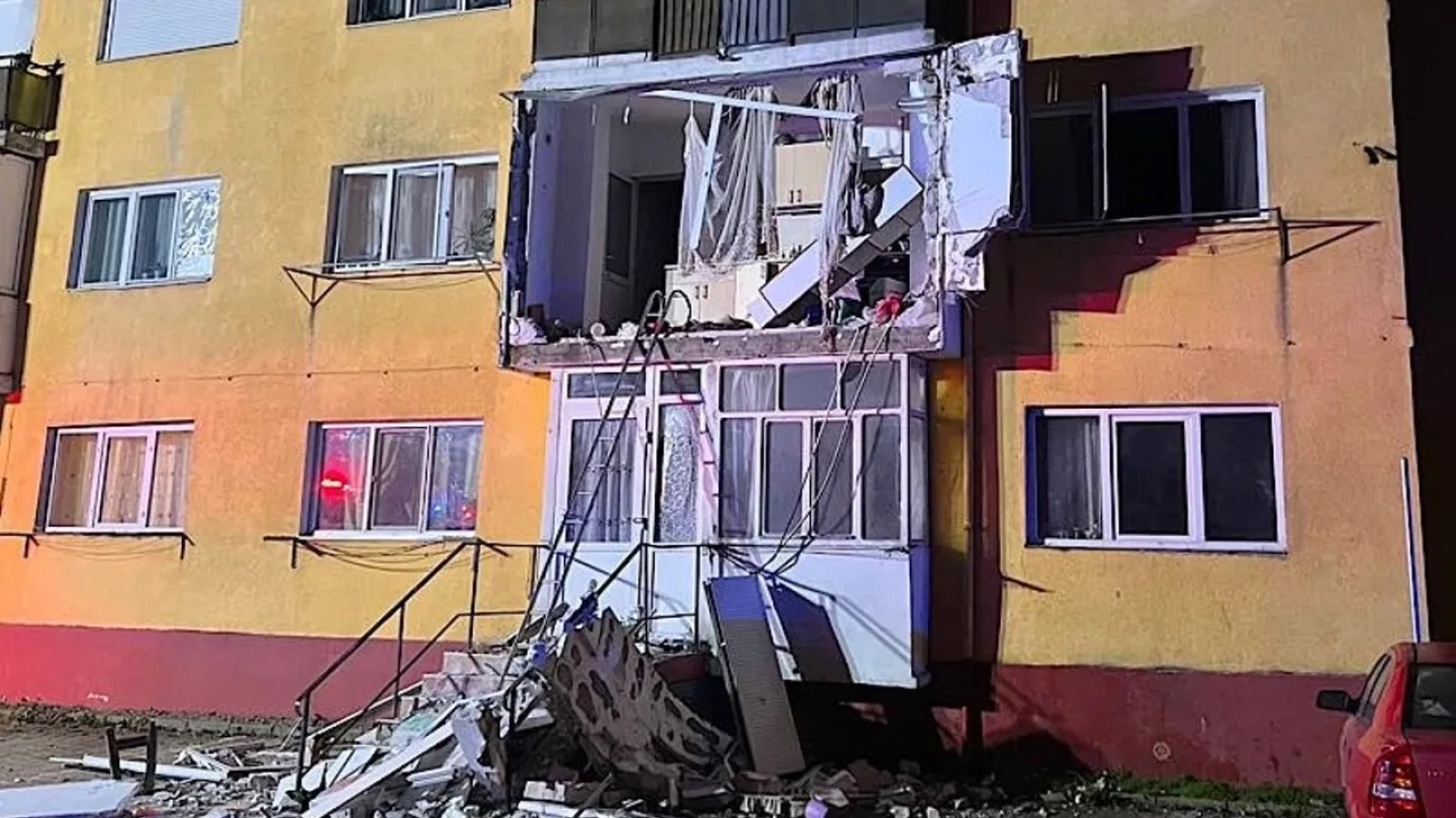 Explozie într-un bloc din Aleșd: o femeie rănită grav