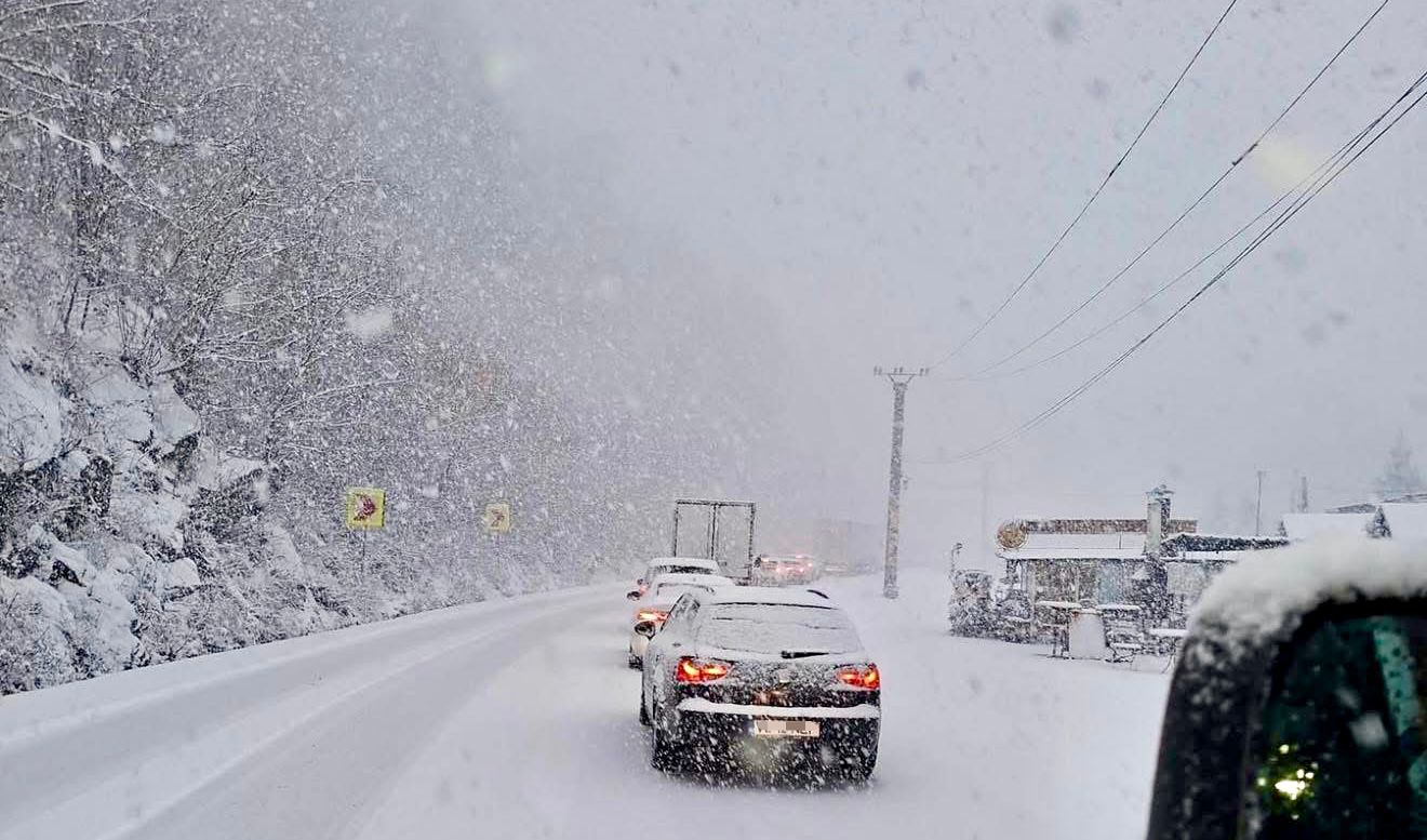 Trafic paralizat pe DN7! Ninge abundent pe Valea Oltului