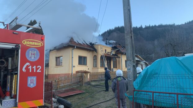 Gospodării cuprinse de flăcări în Argeș: Mai multe construcții afectate