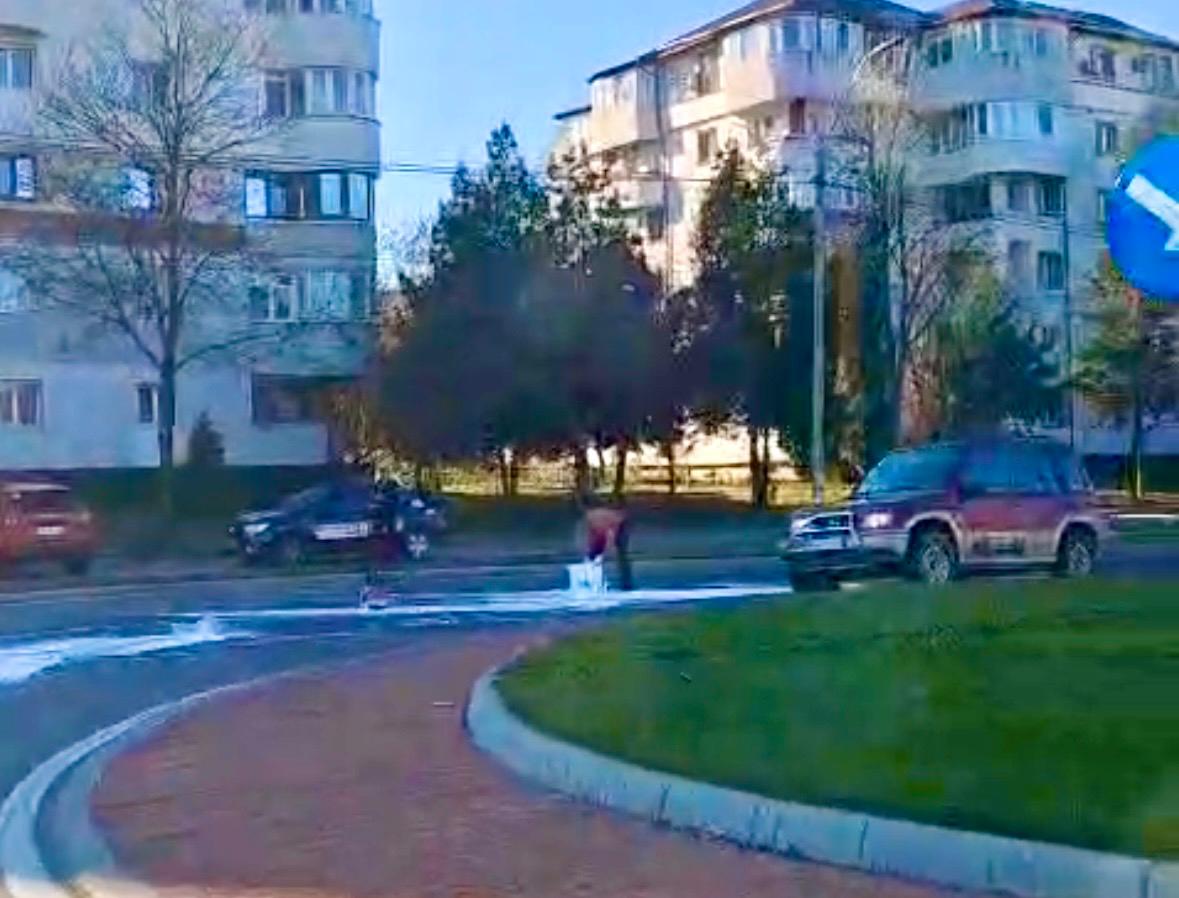 Pitești Shopping Park, zonă de creație: Un șofer a „redecorat” carosabilul cu lavabilă