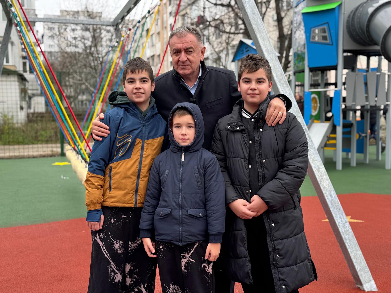 Copiii din Pitești au un nou loc de joacă!