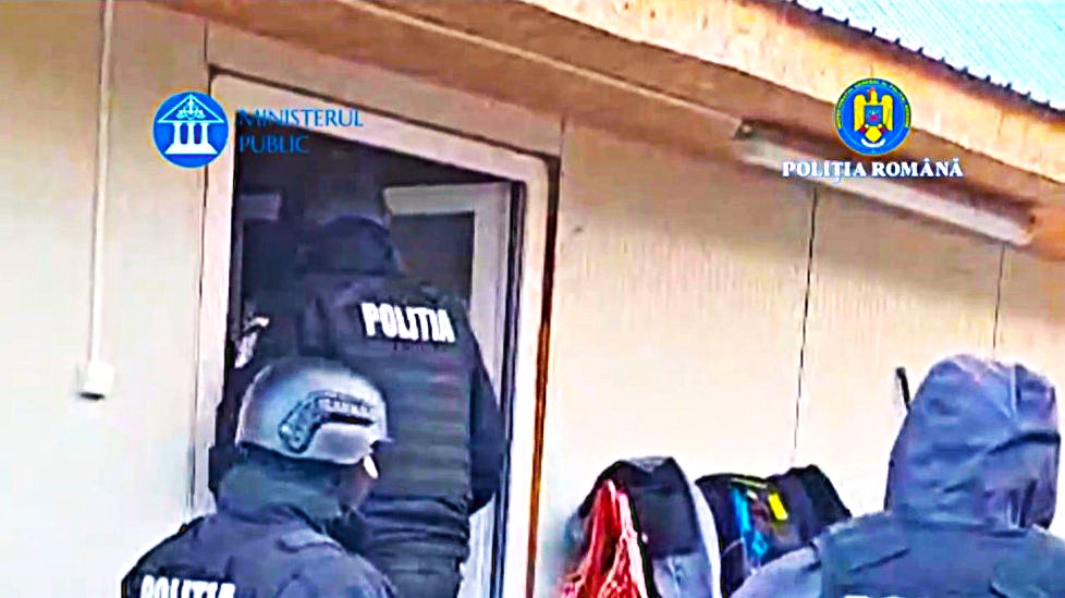 Percheziții și în Argeș