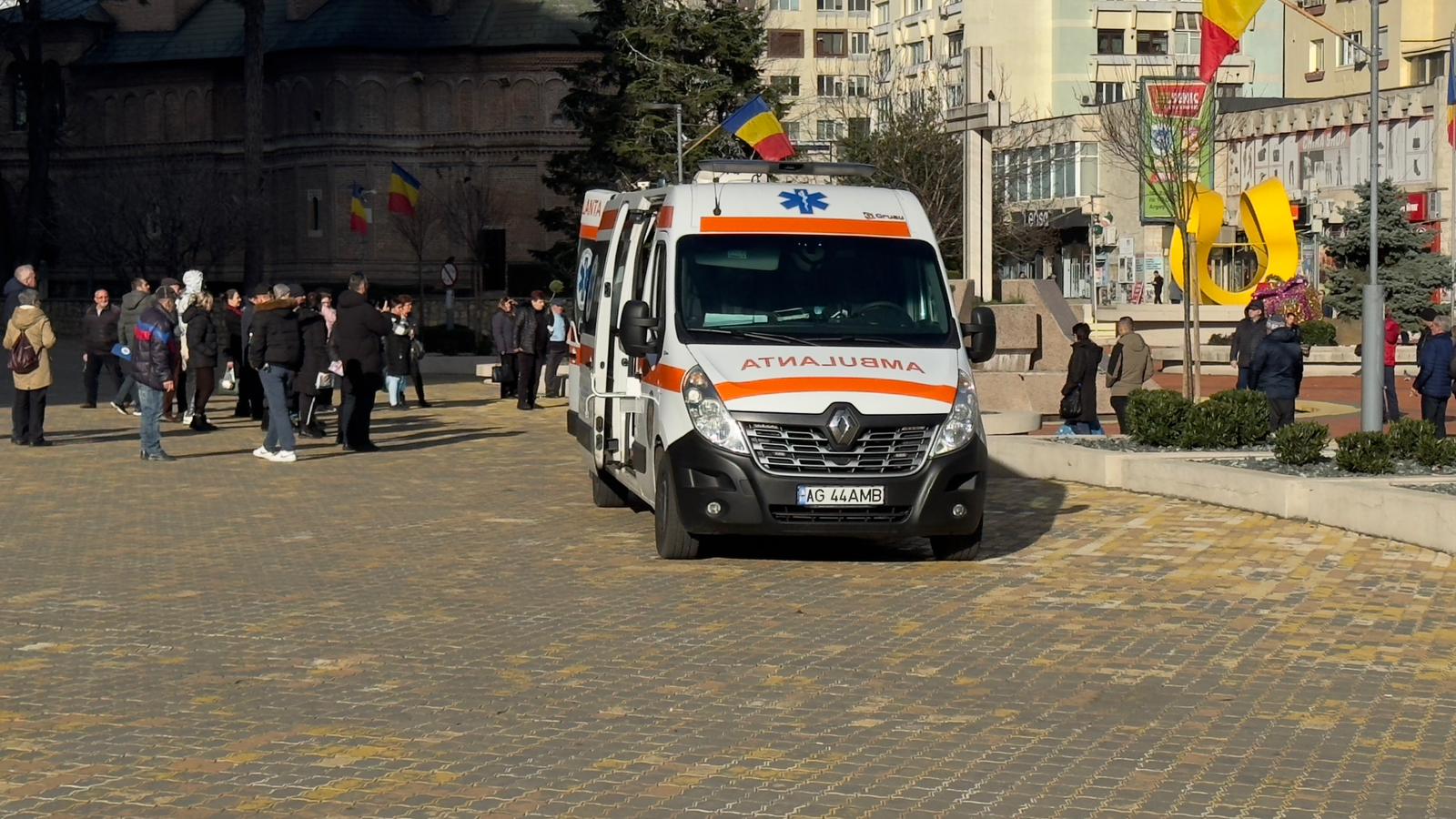Pitești. Urgență în Centru: Un bărbat a făcut stop-cardiac, lângă Prefectură!