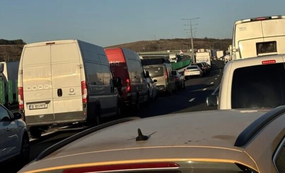Trafic blocat pe DEX 12 Craiova–Pitești: Autotren încărcat, lovit de parapet