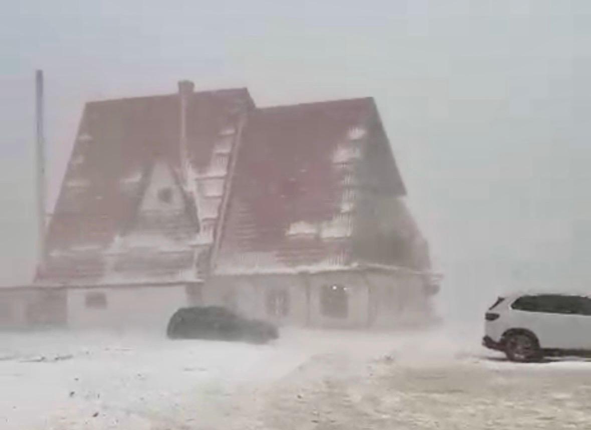 Vreme extremă în Argeș: Rafale de până la 128 km/h în Munții Făgăraș