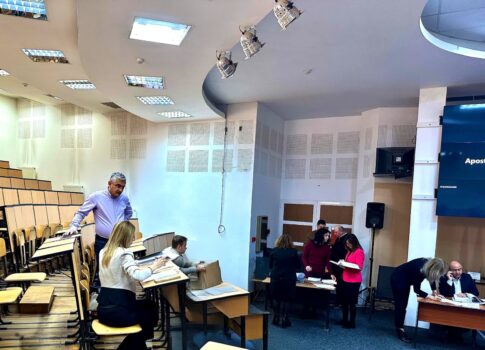 Consilierii muți (4): Florin Postelnecu, un consilier care votează mult și vorbește deloc
