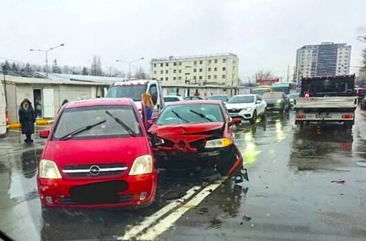 Pitești. Impact puternic lângă CNCD: mașini distruse