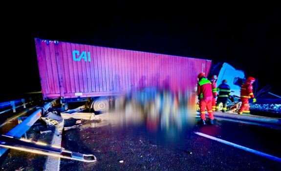 Accident mortal pe Autostrada A1, la Simeria: o femeie a murit, un copil de 6 ani, în stare gravă