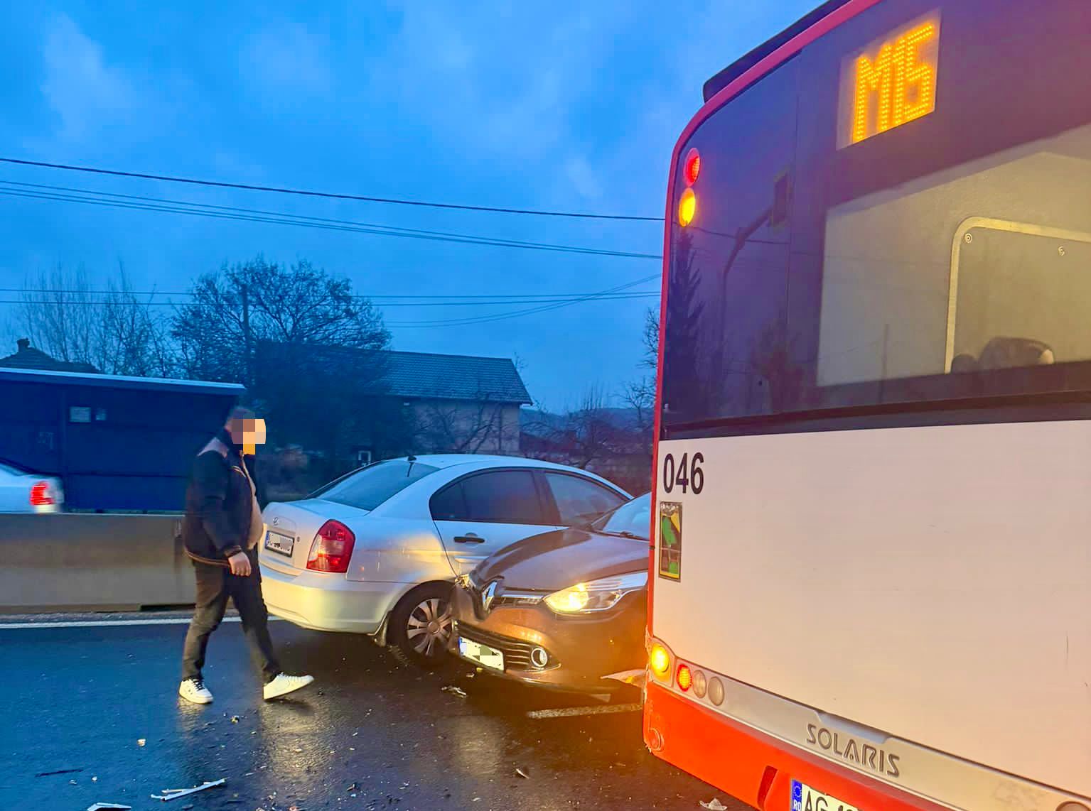 Accident bizar pe DN73, spre Pitești! Autobuz Publitrans, implicat