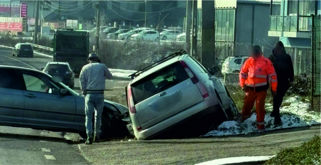 Accident în Bradu, lângă Pitești: o mașină a ajuns în șanț