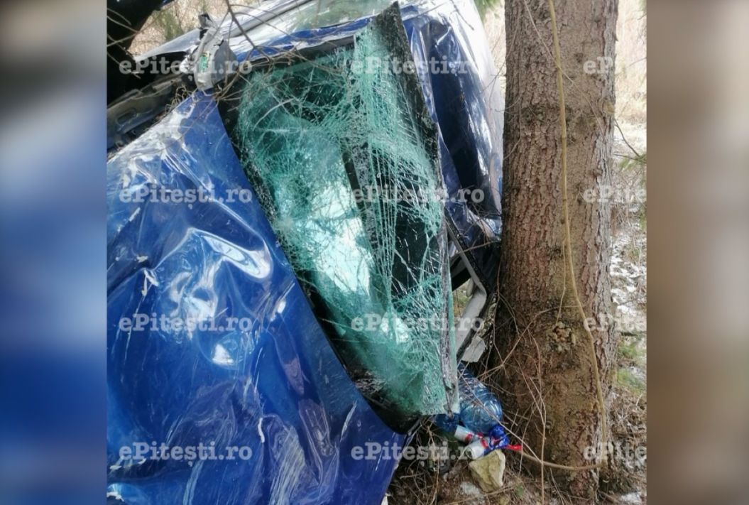 Argeș. O familie a căzut cu mașina în râpă! Un copil este printre victime