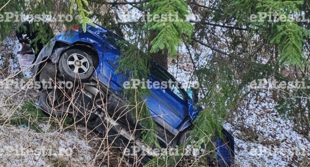 O familie a căzut cu mașina într-o râpă din Argeș – Primele imagini cu mașina distrusă