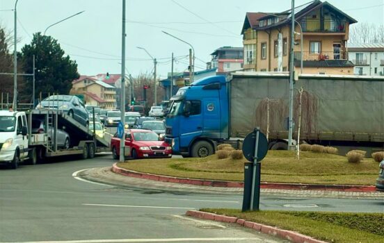 Pitești. Accident, ACUM! TIR și mașină, impact puternic în giratoriu