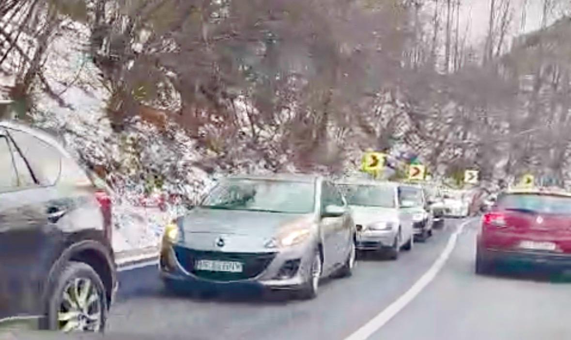 E „nenorocire" pe DN73, între Rucăr și Bran - Cozi kilometrice - Vezi video halucinant