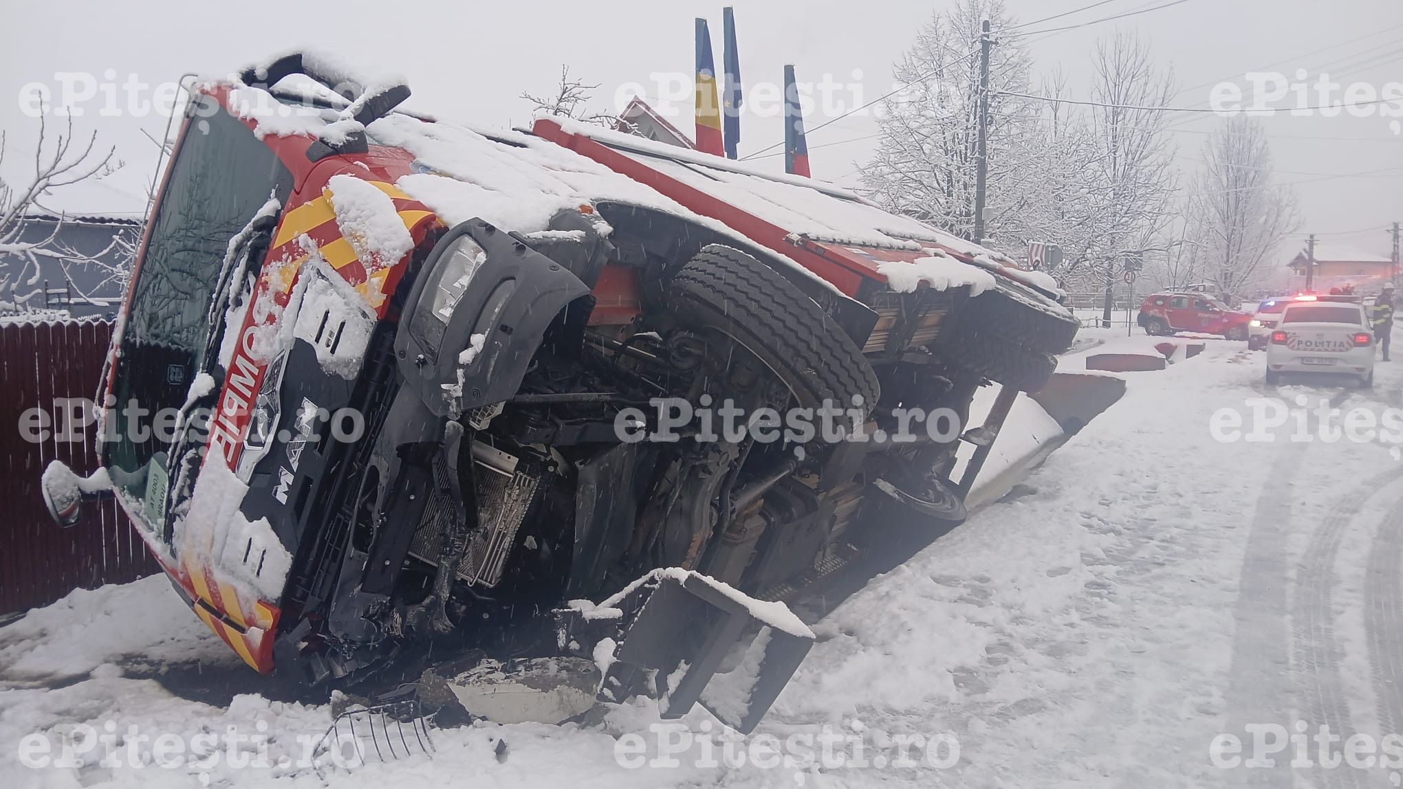 Exclusiv: Autospecială de pompieri răsturnată la Oarja, în apropierea accidentului la care intervenea