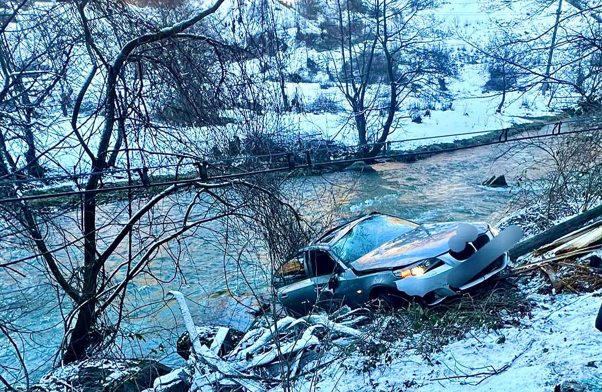 Argeș. BMW scăpat de sub control: A plonjat direct în râpă, la Stoenești
