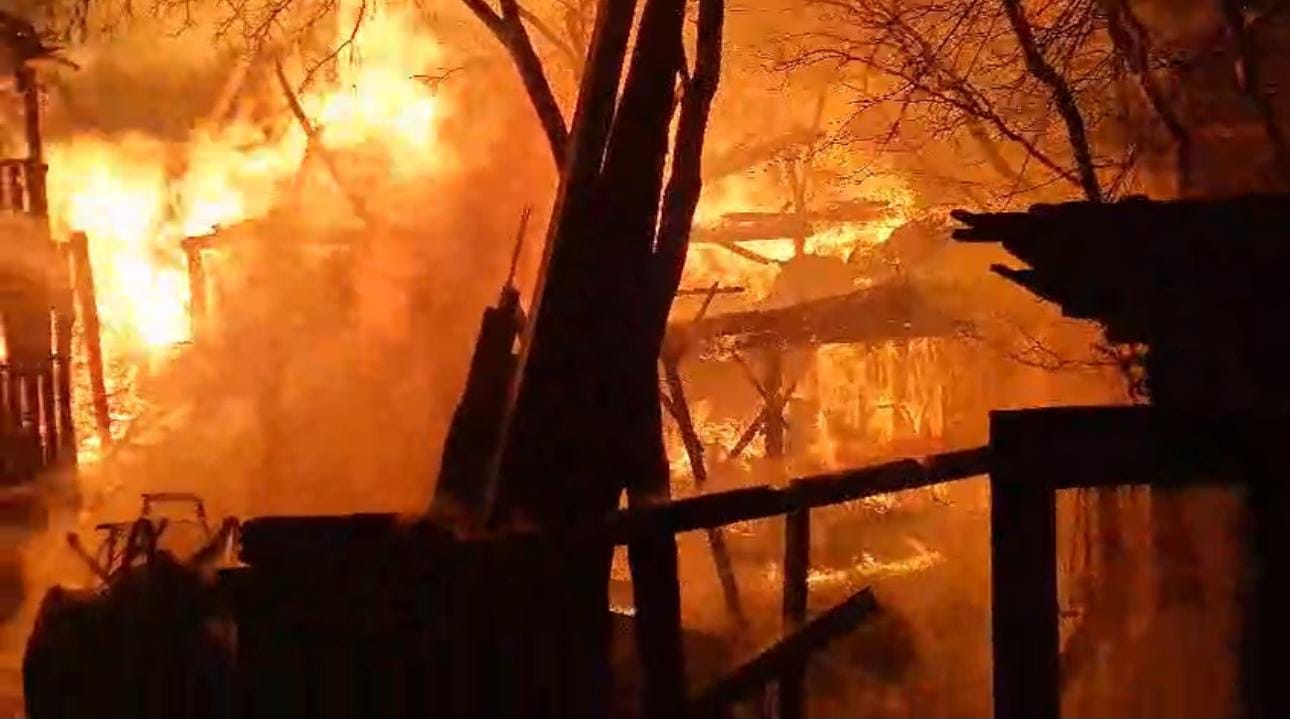 Argeș. Incendiu devastator: Două case cuprinse de flăcări