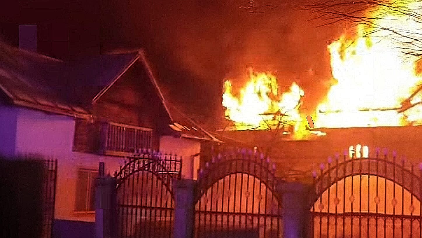 Încă un incendiu puternic în Argeș! Gospodărie, în flăcări!