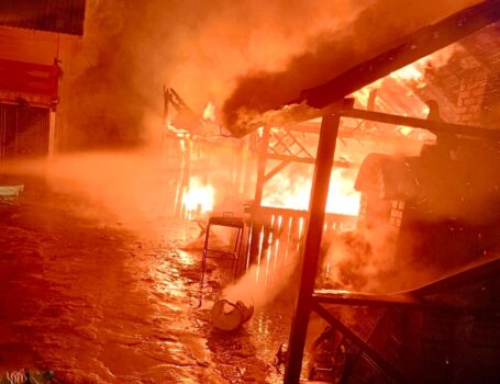 Argeș/Incendiu puternic: Două case s-au făcut scrum!