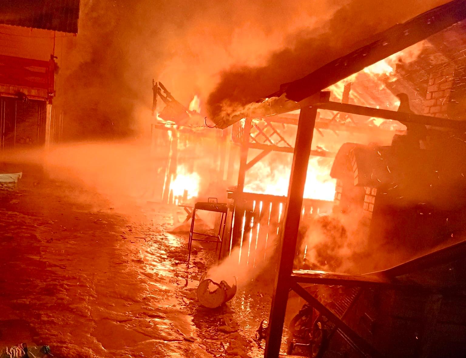 Argeș/Incendiu puternic: Două case s-au făcut scrum!