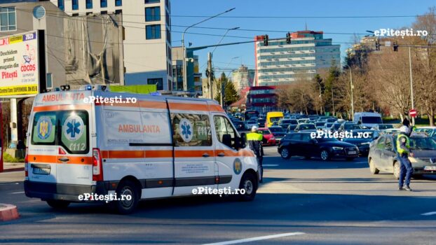 Șoferii care nu fac loc ambulanței riscă amendă și permis suspendat. Ce prevede noua lege